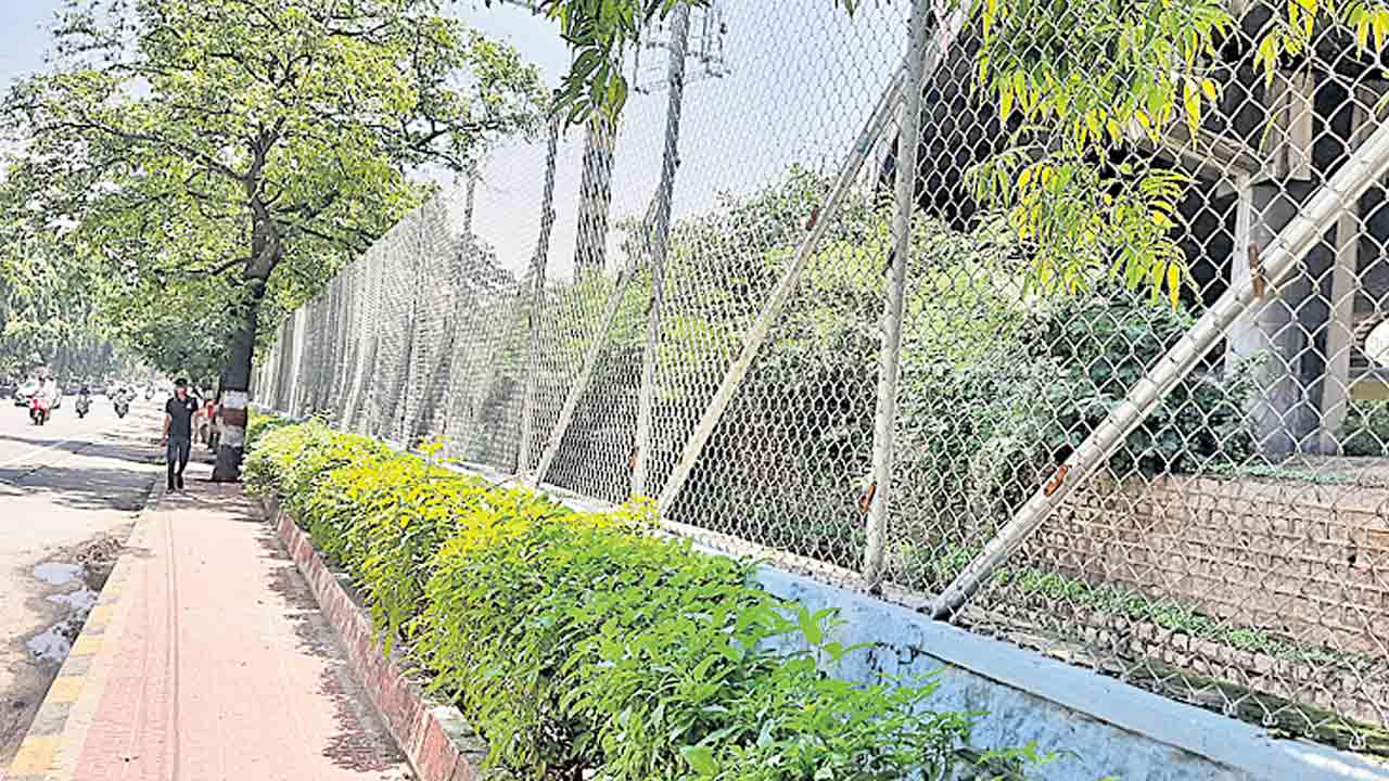 నాలాల్లో వ్యర్థాలు వేయకుండా..