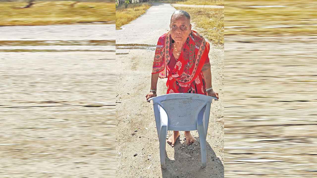 కొడుకులు కూడు పెడ్తలేరు