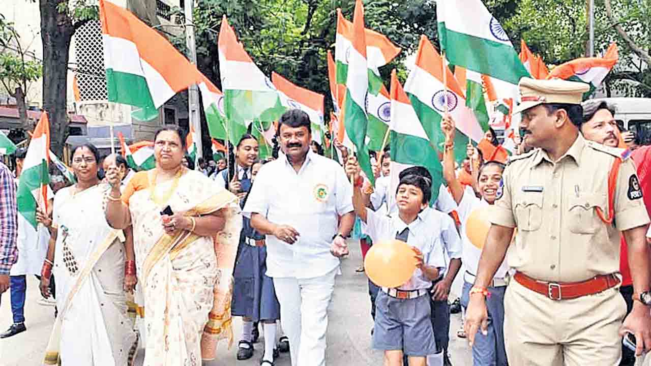 జాతీయ భావాన్ని పెంపొందించాలి