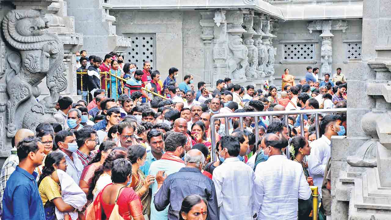 యాదగిరిగుట్టలో భక్తుల రద్దీ