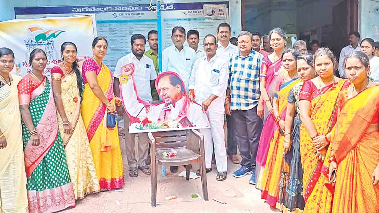 వందేళ్లు వర్ధిల్లు.. సీఎం కేసీఆర్‌కు మహిళా ప్రజాప్రతినిధుల దీవెనలు