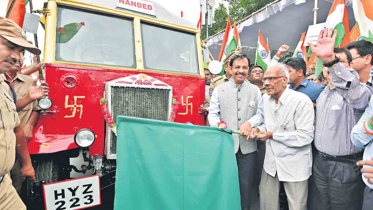 ట్యాంక్‌బండ్‌పై ఆర్టీసీ బస్సులతో భారీ పరేడ్‌