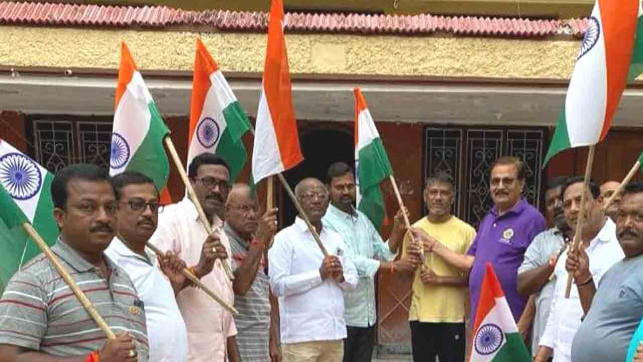 ఇంటింటికీ జాతీయ జెండాలు పంపిణీ