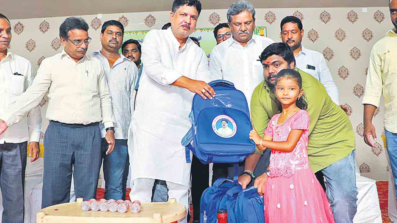 పేద విద్యార్థుల చదువుకు భరోసా