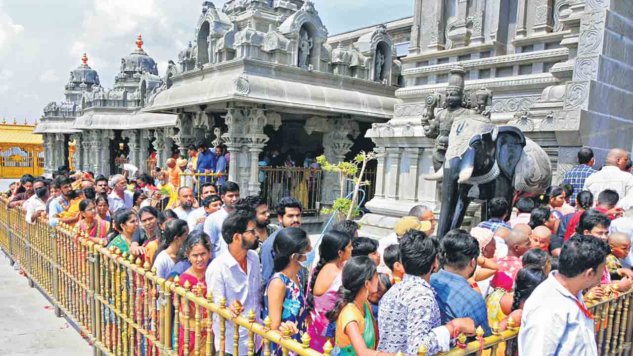 గుట్టలో భక్తుల కోలాహలం