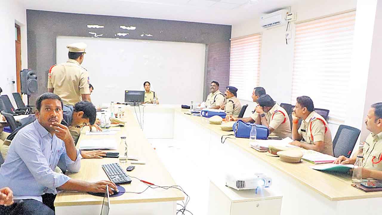 నేరగాళ్లపై నిరంతరం నిఘాపెట్టాలి