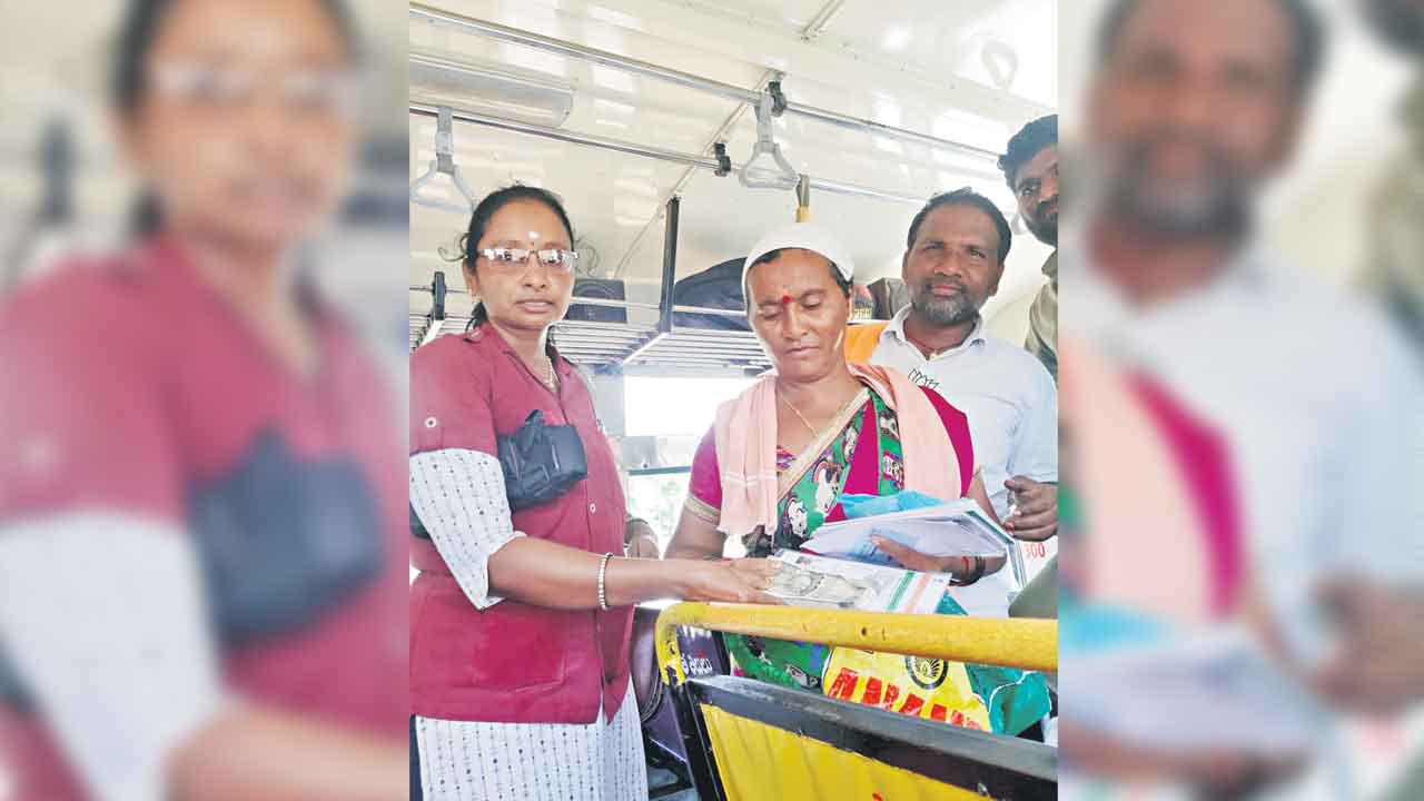 నిజాయితీ చాటిన ఆర్టీసీ ఉద్యోగులు