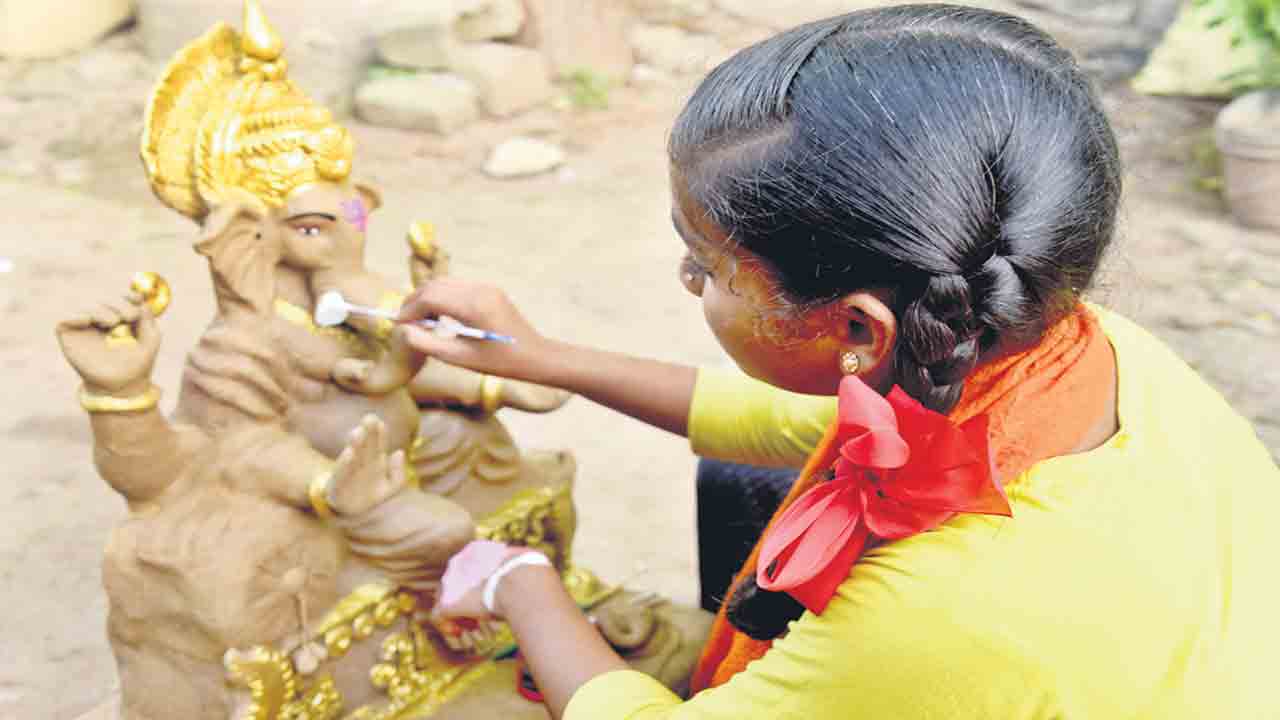 మట్టి వినాయకులు సిద్ధం