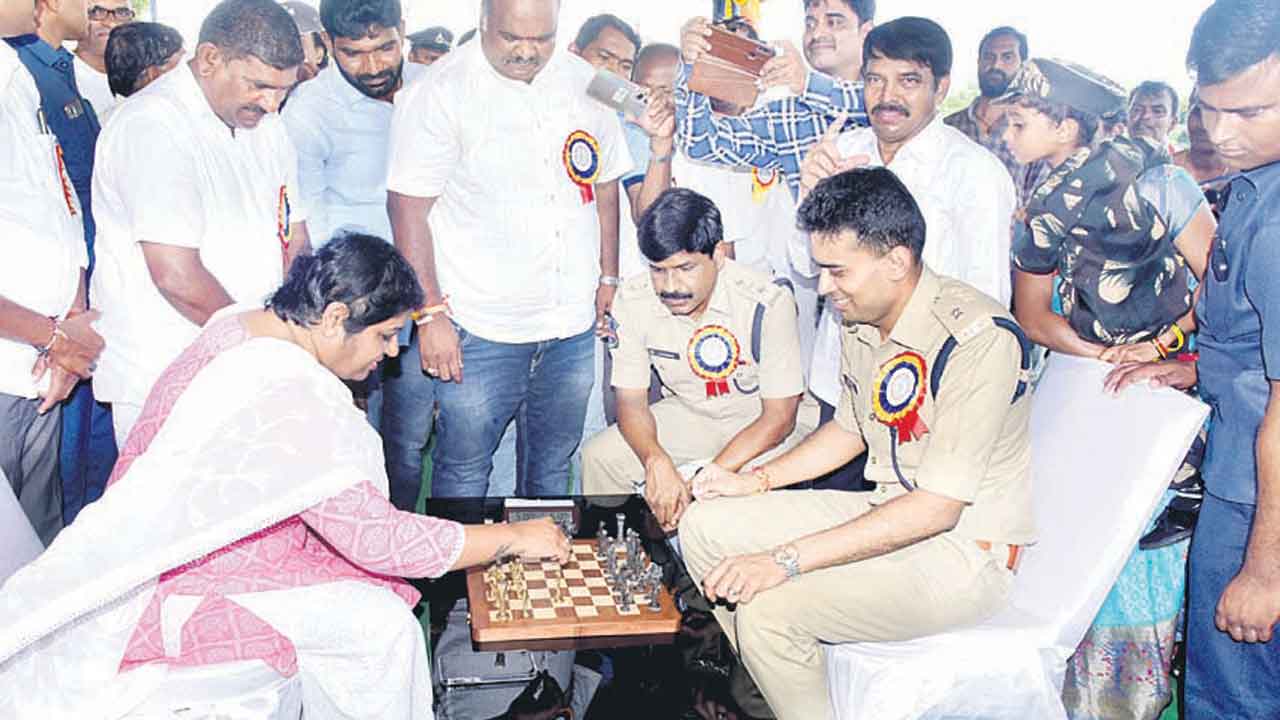 క్రీడాస్ఫూర్తితో దేశ సమైక్యతను చాటాలి