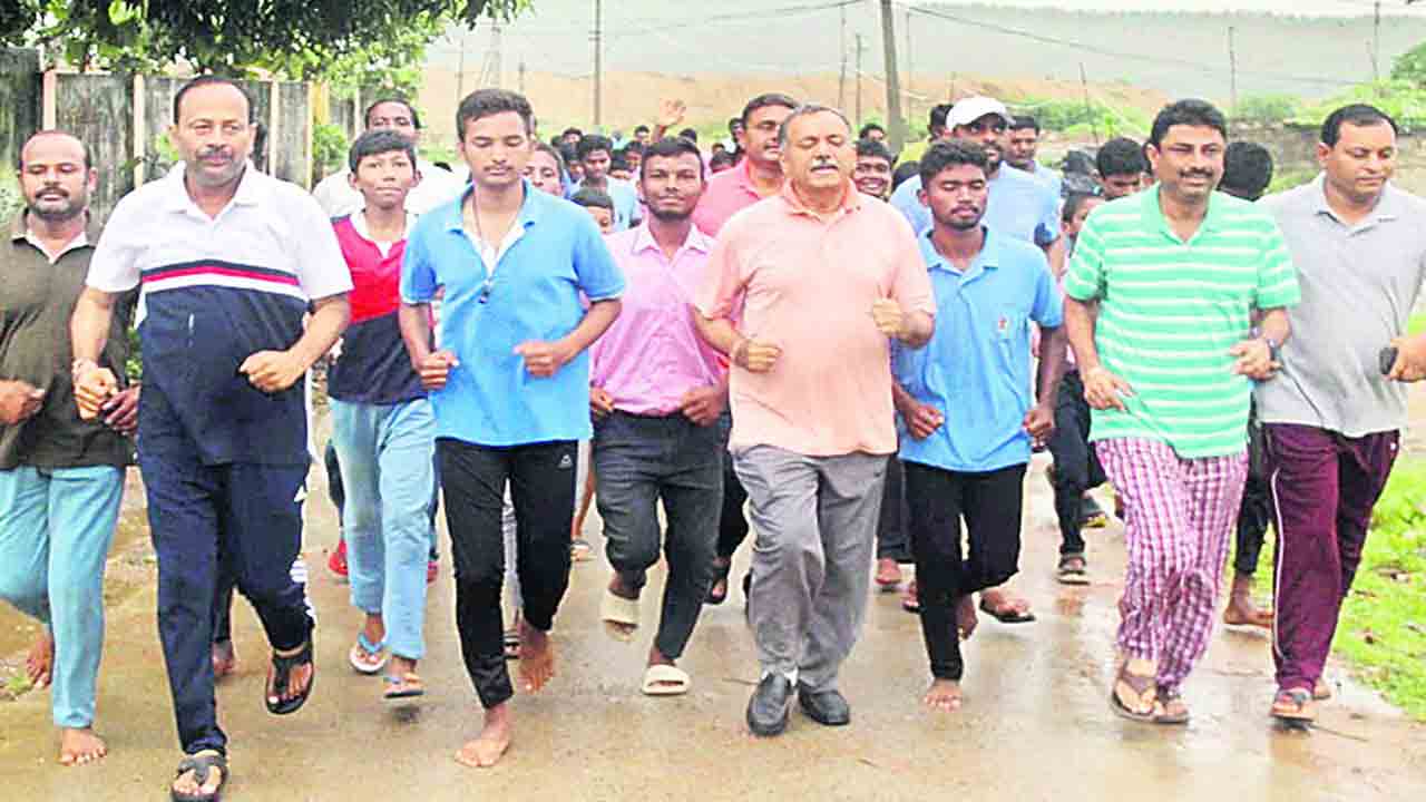 మహనీయుల ఆశయాలకు అనుగుణంగా నడుచుకోవాలి