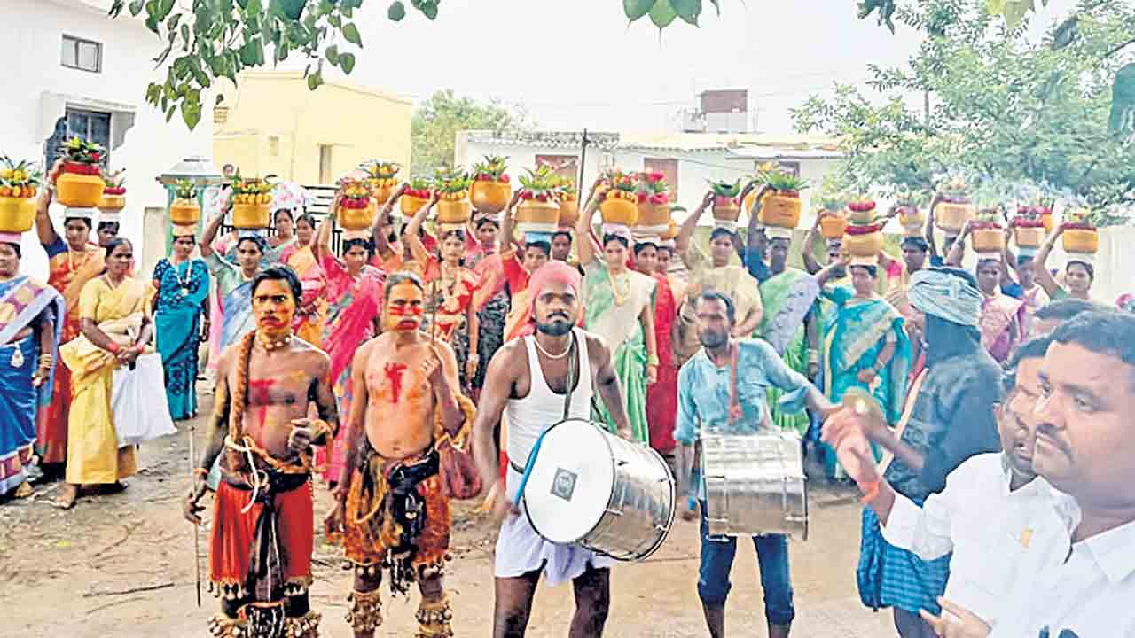 పోతరాజుల విన్యాసాలు.. డప్పుల దరువు