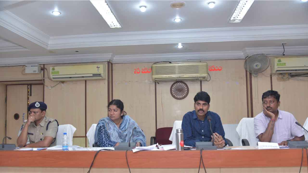 నిబంధనలు పాటించని ప్రైవేట్‌ వాహనాలపై చర్యలు