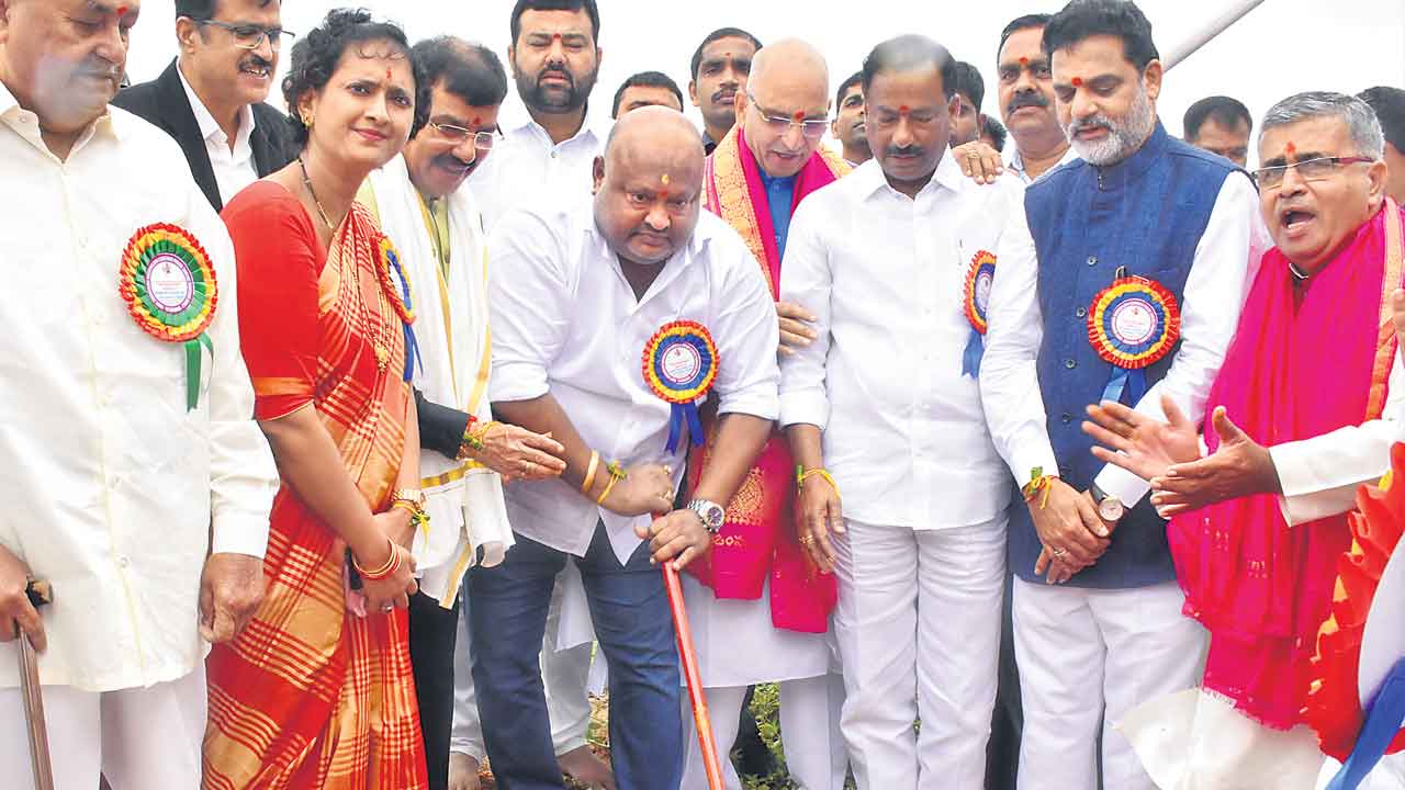 బీసీల ఆత్మగౌరవం పెంచేలా భవనాలు