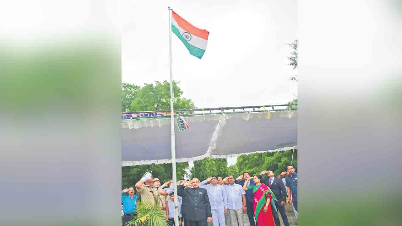 మువ్వన్నెల జెండాలు రెపరెపలాడాయి