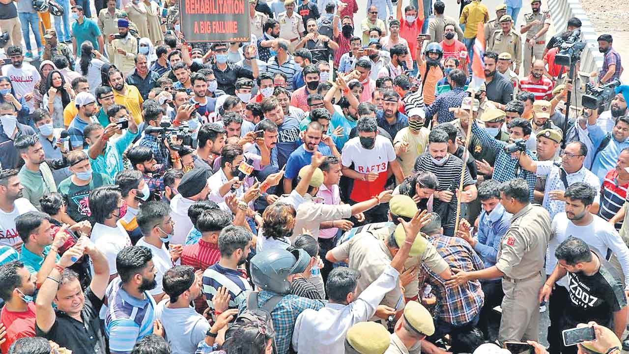 ఉగ్రవాదులకు బలిస్తారా?