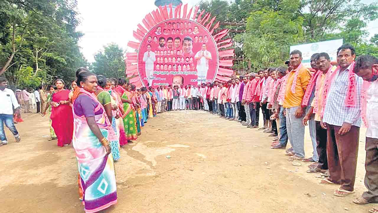 కారెక్కిన ఇతర పార్టీల నేతలు