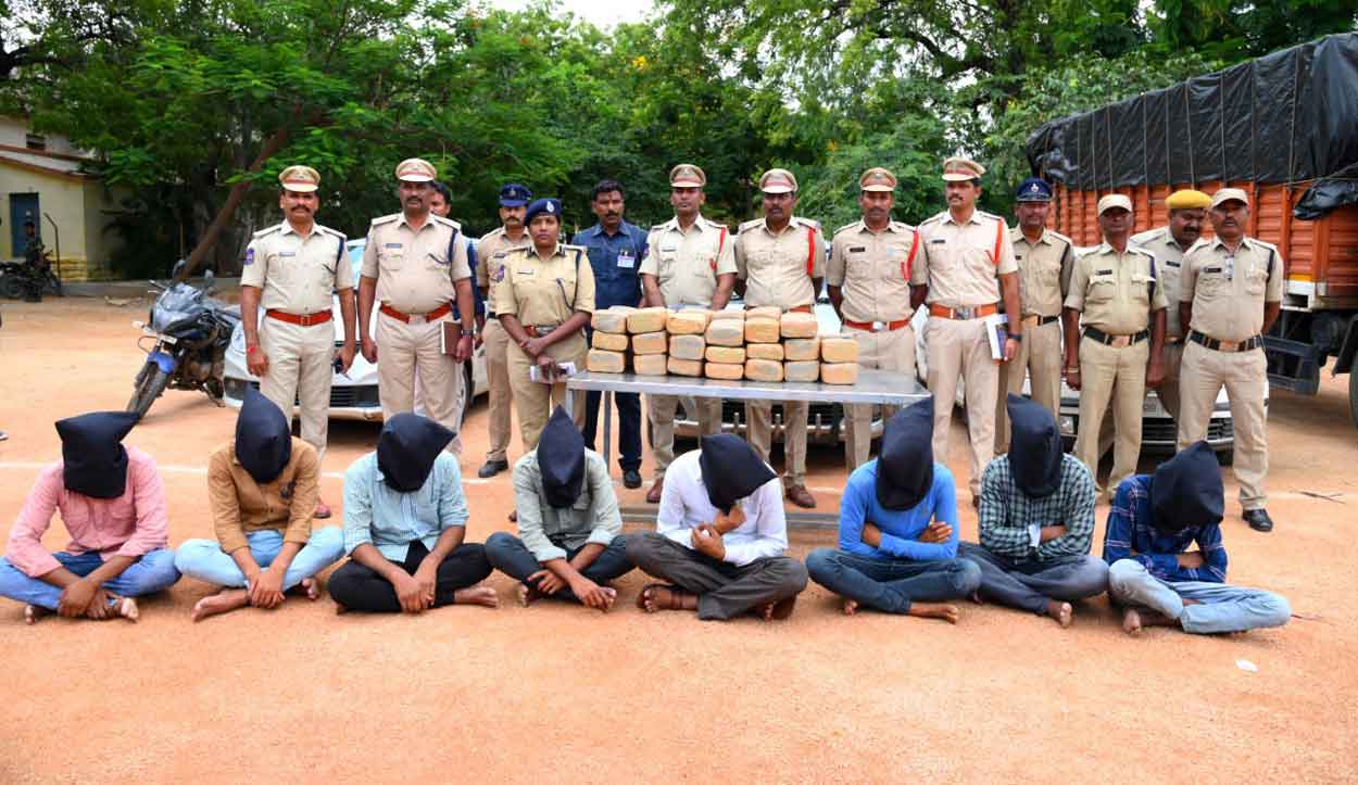 అంతర్రాష్ట్ర గంజాయి ముఠా అరెస్టు