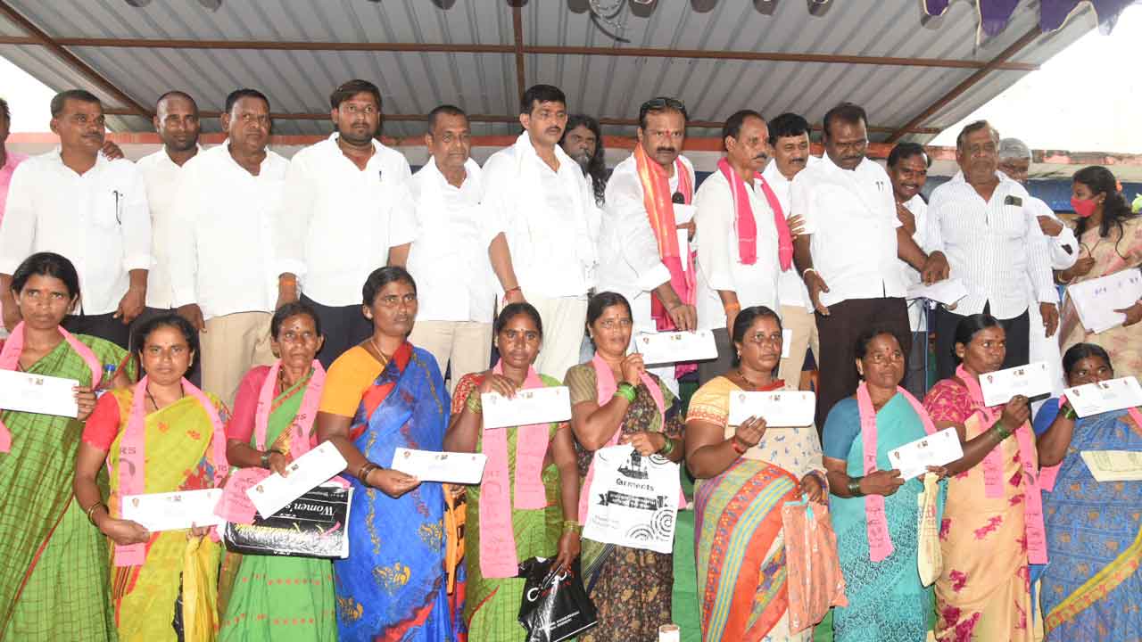 పింఛన్లతో కొండంత అండ