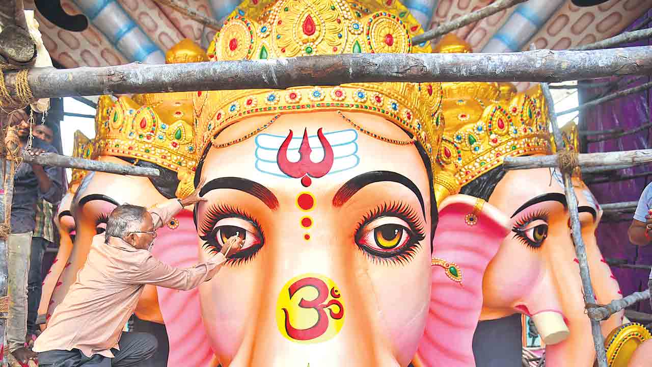 ఖైరతాబాద్‌ గణనాథుడికి నేత్రాలంకరణ