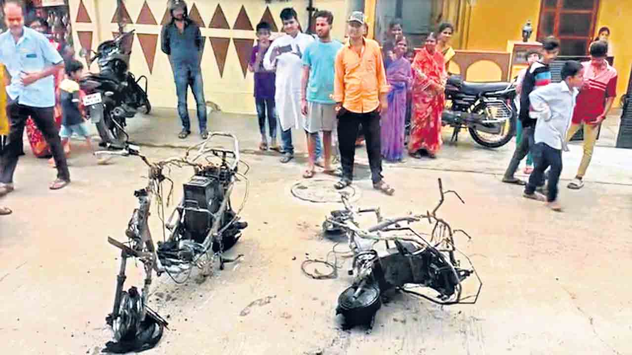 చార్జింగ్‌ చేస్తుంటే..