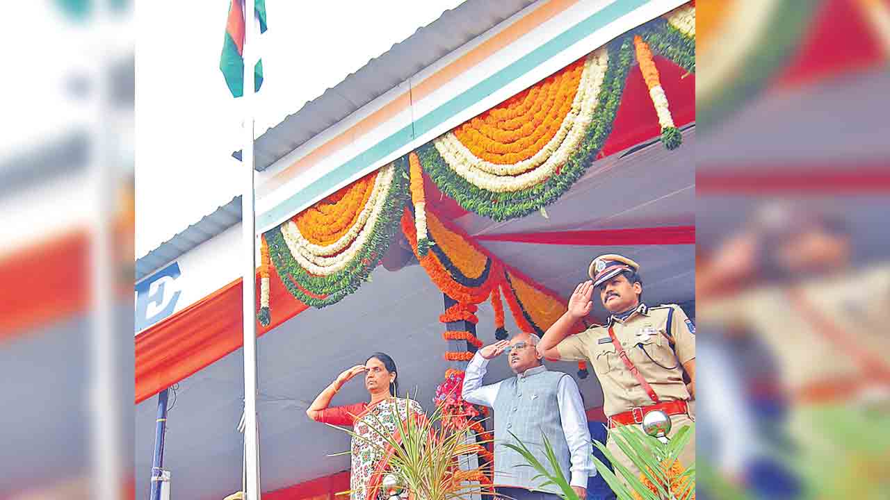 గచ్చిబౌలి పోలీస్‌ పరేడ్‌ గ్రౌండ్‌లో జిల్లాస్థాయి వేడుకలు