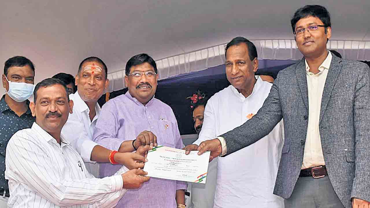 ఉత్తమ ఉద్యోగులకు ప్రశంసా పత్రాలు