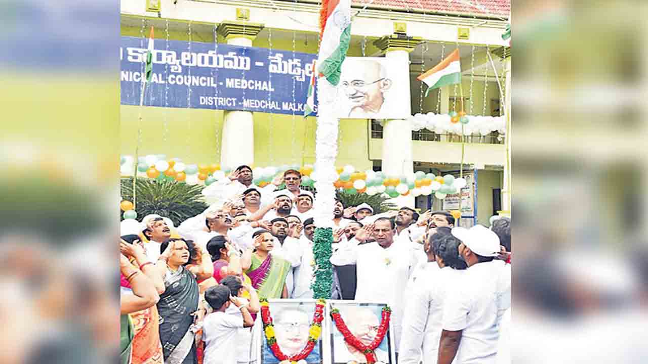 మేడ్చల్‌లో రెపరెపలాడిన త్రివర్ణ పతాకం