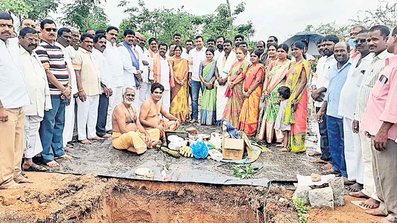 మహంకాళి ఆలయ నిర్మాణానికి భూమి పూజ