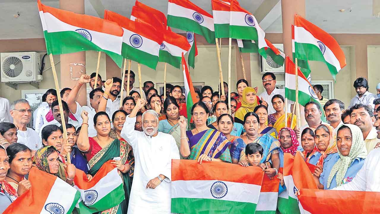 పండుగలా జెండాల పంపిణీ