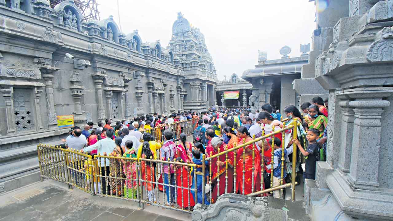 భక్తులతో పులకించిన యాదగిరిగుట్ట