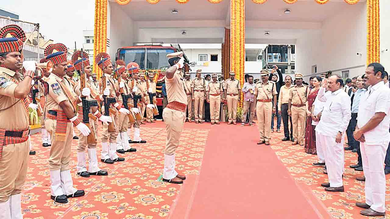 తెలంగాణ ఫైర్ సిబ్బంది సేవలు భేష్