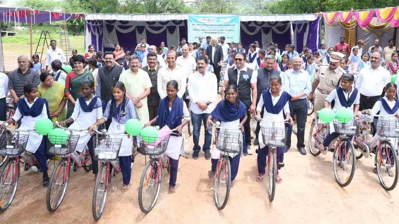 అమ్మాయిలు బాగా చదవాలి