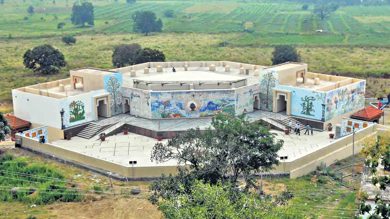 అడవి బిడ్డలకు అందలం