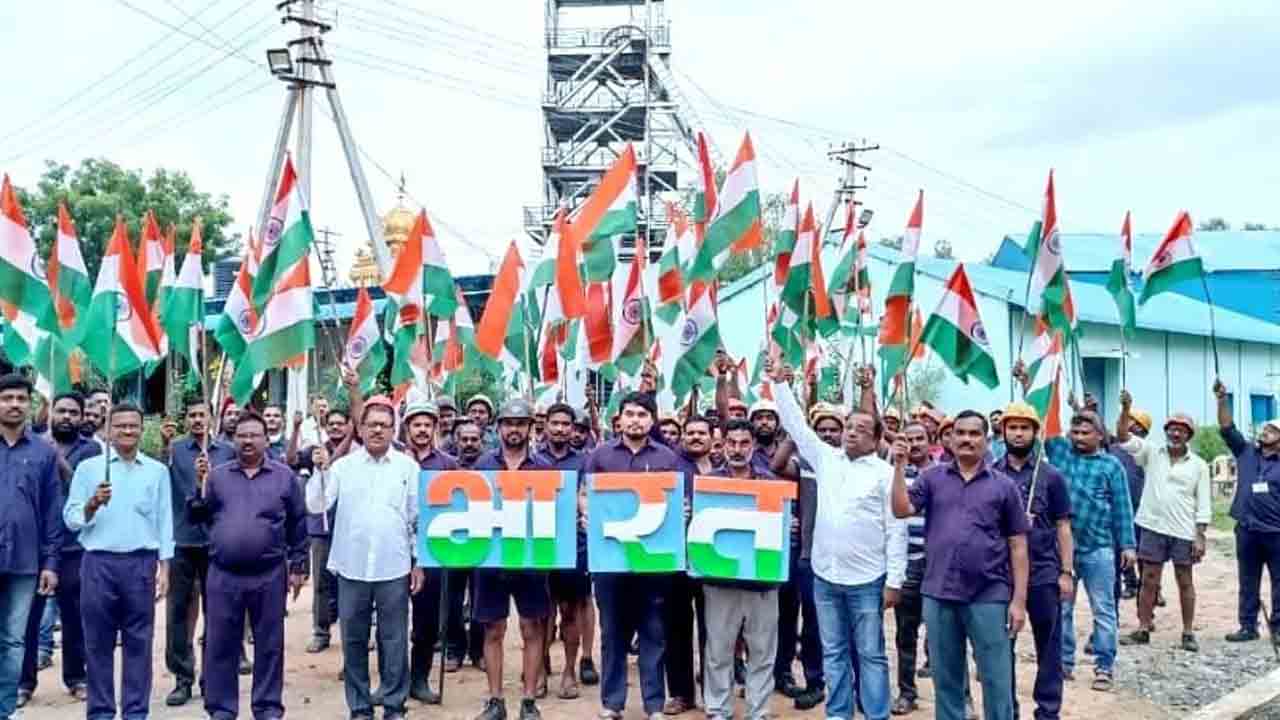 కార్మిక వాడల్లో జాతీయ జెండాల పంపిణీ