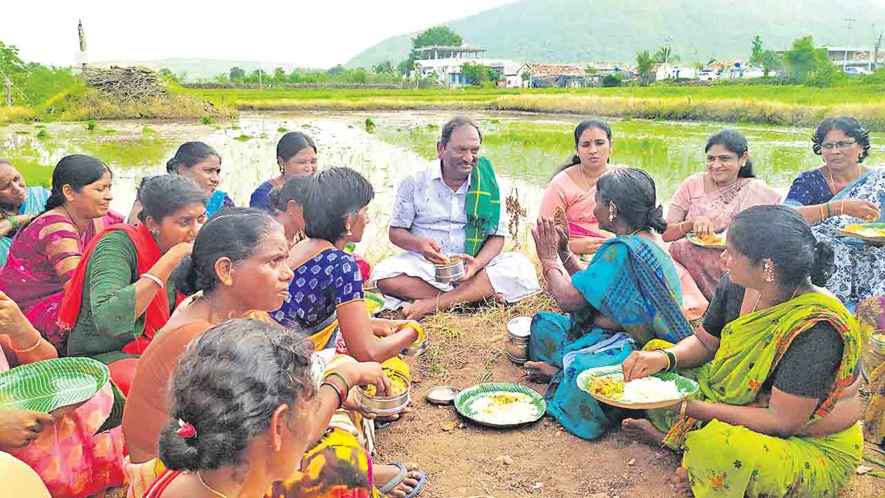 నాటేసి.. కూలీలతో భోజనం చేసి