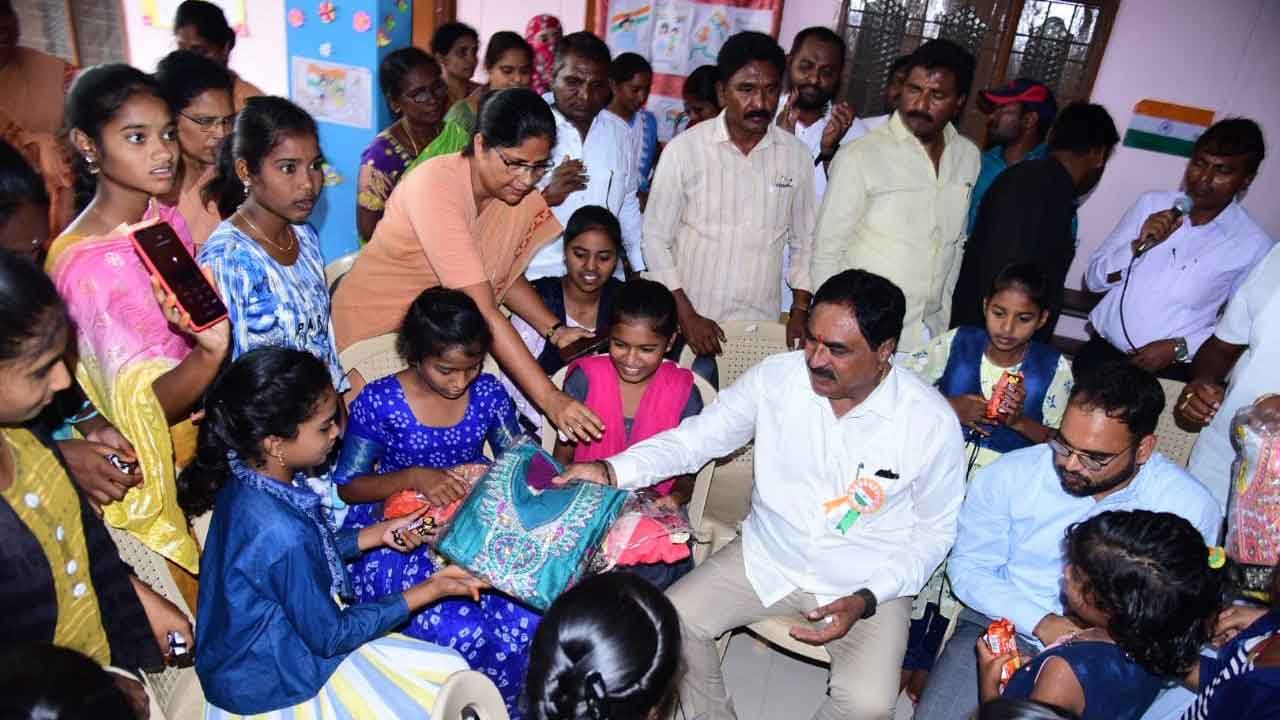 స్వాతంత్య్రోద్యమ చరిత్రపై అవగాహన ఉండాలి