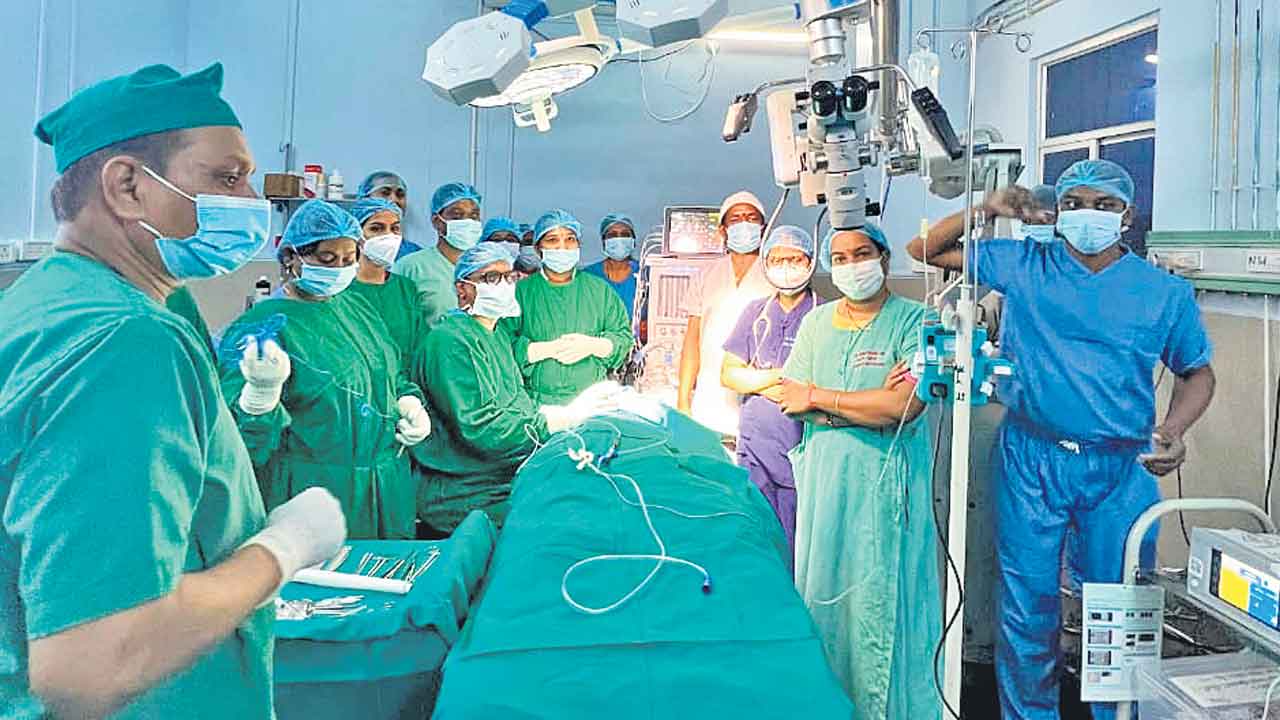 ఖర్చు లేకుండా కాక్లియర్‌ సర్జరీ