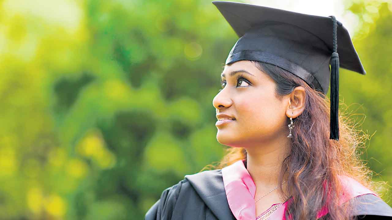 రూపాయి క్షీణత, ఫీజుల మోత విదేశీ విద్యకు భారంకాదు