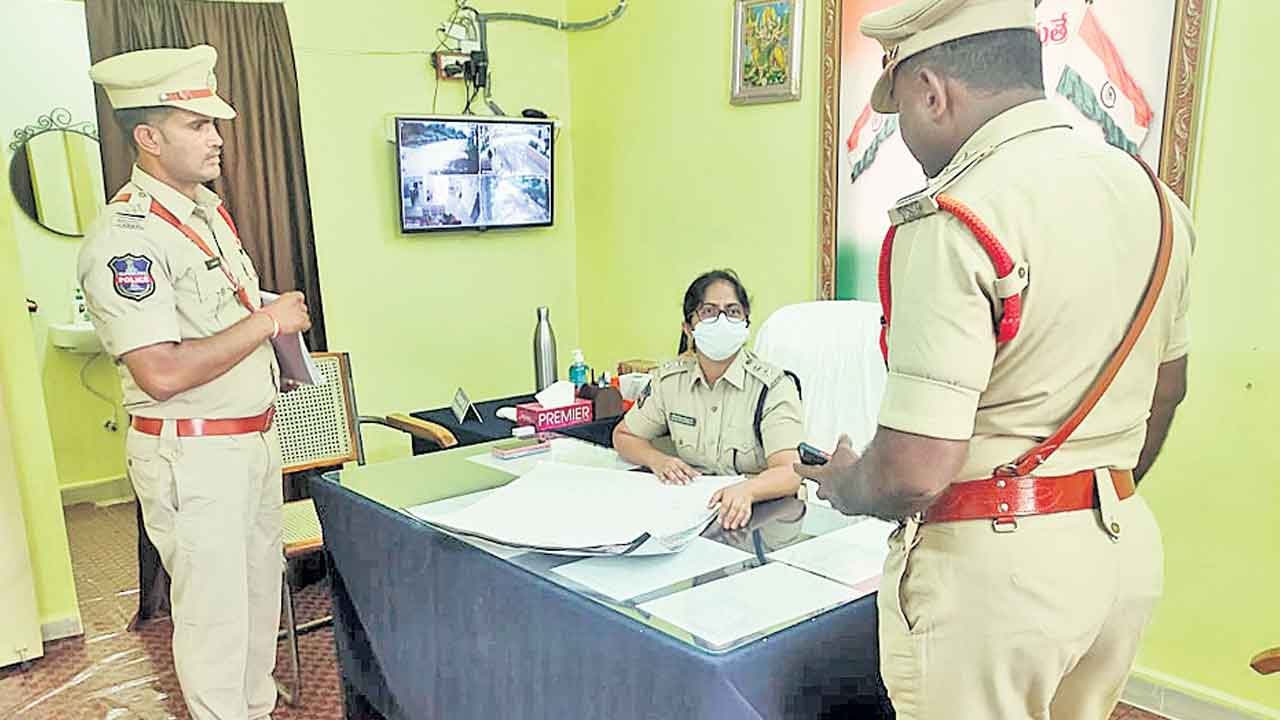 ఆన్‌లైన్‌ మోసాలపై అప్రమత్తంగా ఉండాలి