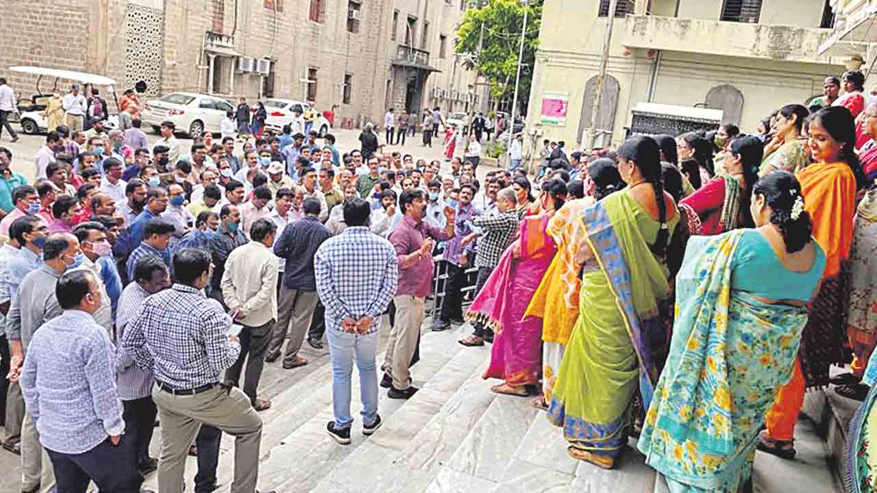 ఏపీ నుంచి ఇద్దరు ఉద్యోగుల రాక