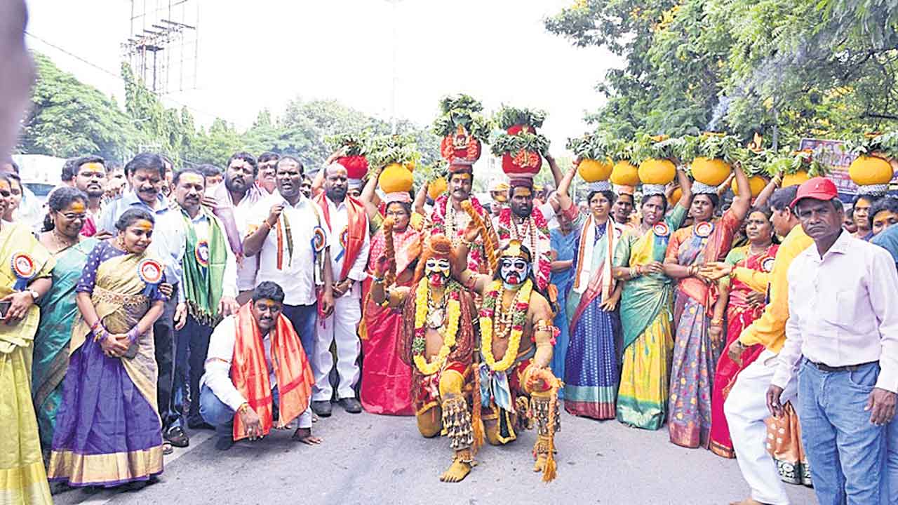 బోనాలు తెలంగాణ ప్రతీక