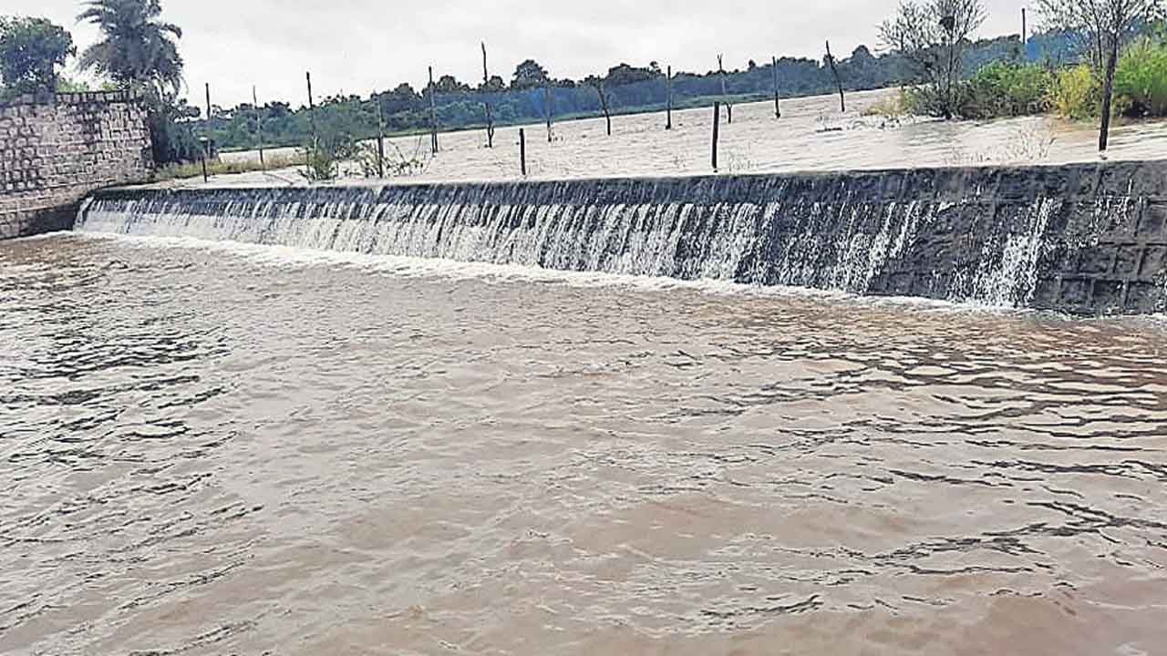 కాకతీయతో చెరువులకు జలకళ