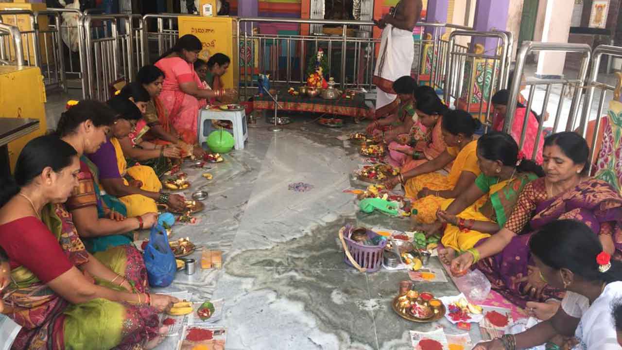 ఆలయాల్లో ప్రత్యేక పూజలు