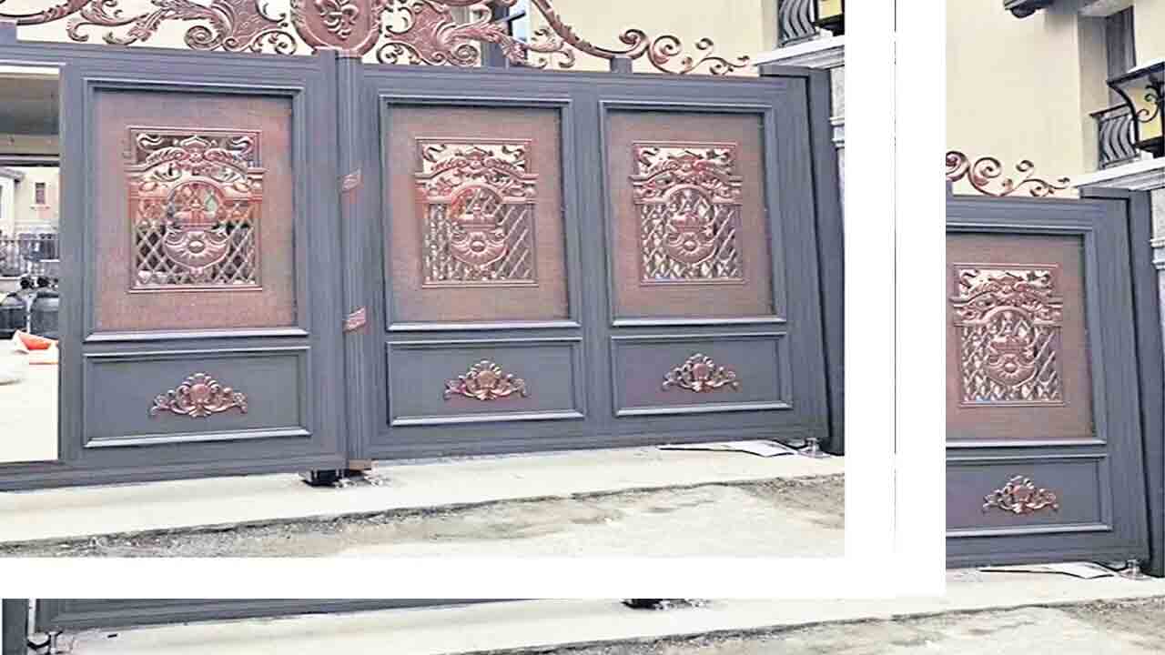 పెద్దగేటులో మరో రెండు గేట్లు పెట్టుకోవచ్చా? ఈ విషయంలో వాస్తు ఏం చెబుతుంది?