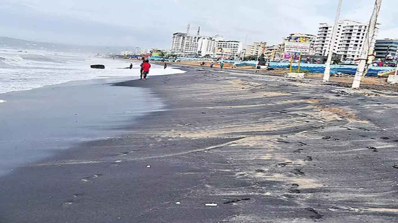 ఆర్కే బీచ్‌లో మారిన ఇసుక రంగు