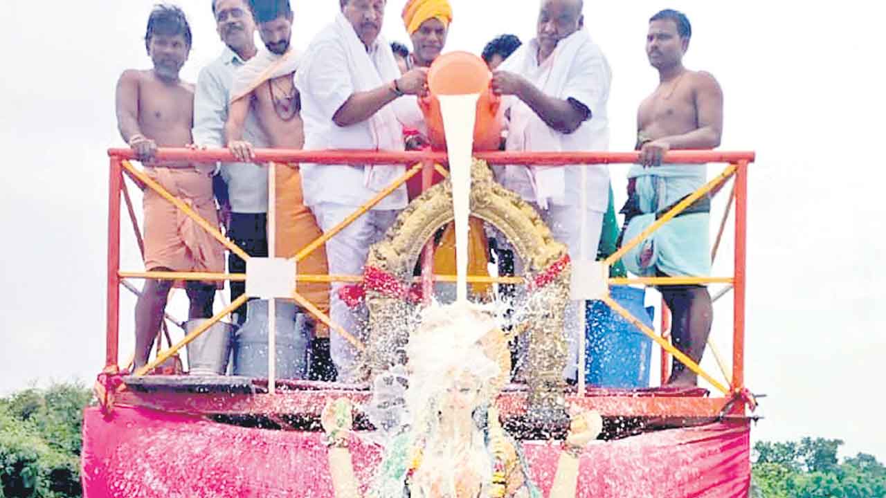 లోకకళ్యాణార్థం గంగమ్మకు పాలాభిషేకం