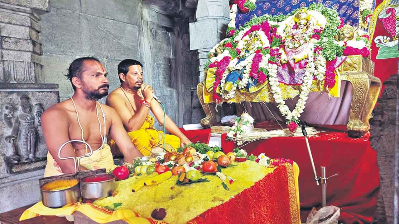 స్వయంభువులకు నిత్యోత్సవాలు