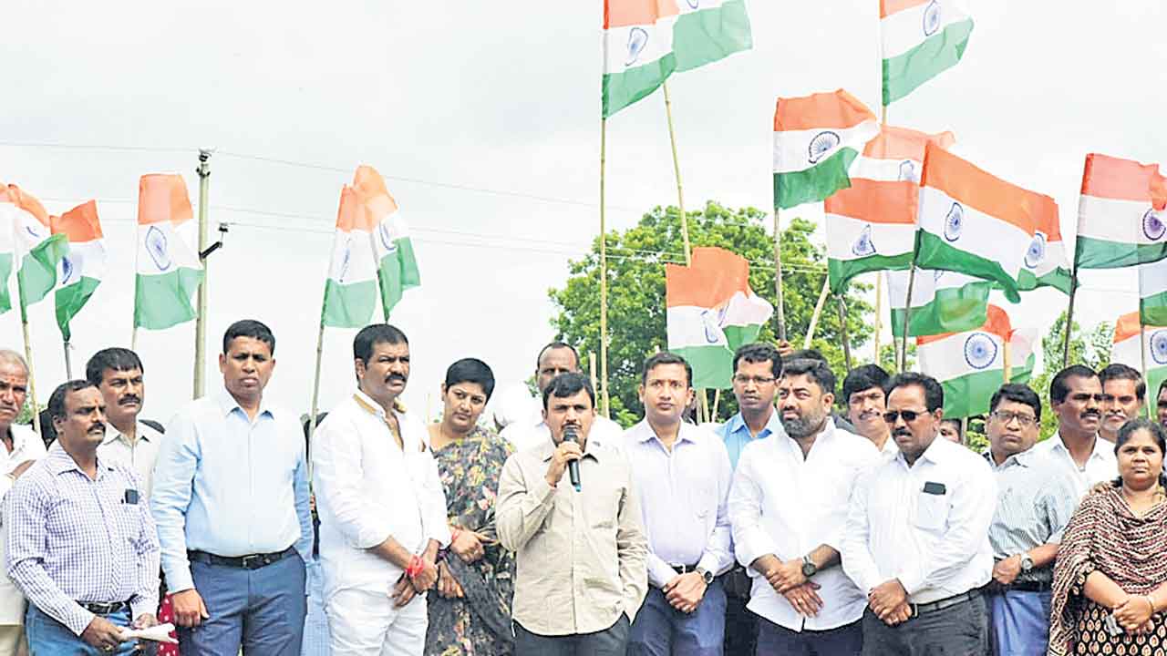 ప్రతి ఒక్కరూ మొక్కలు కాపాడాలి