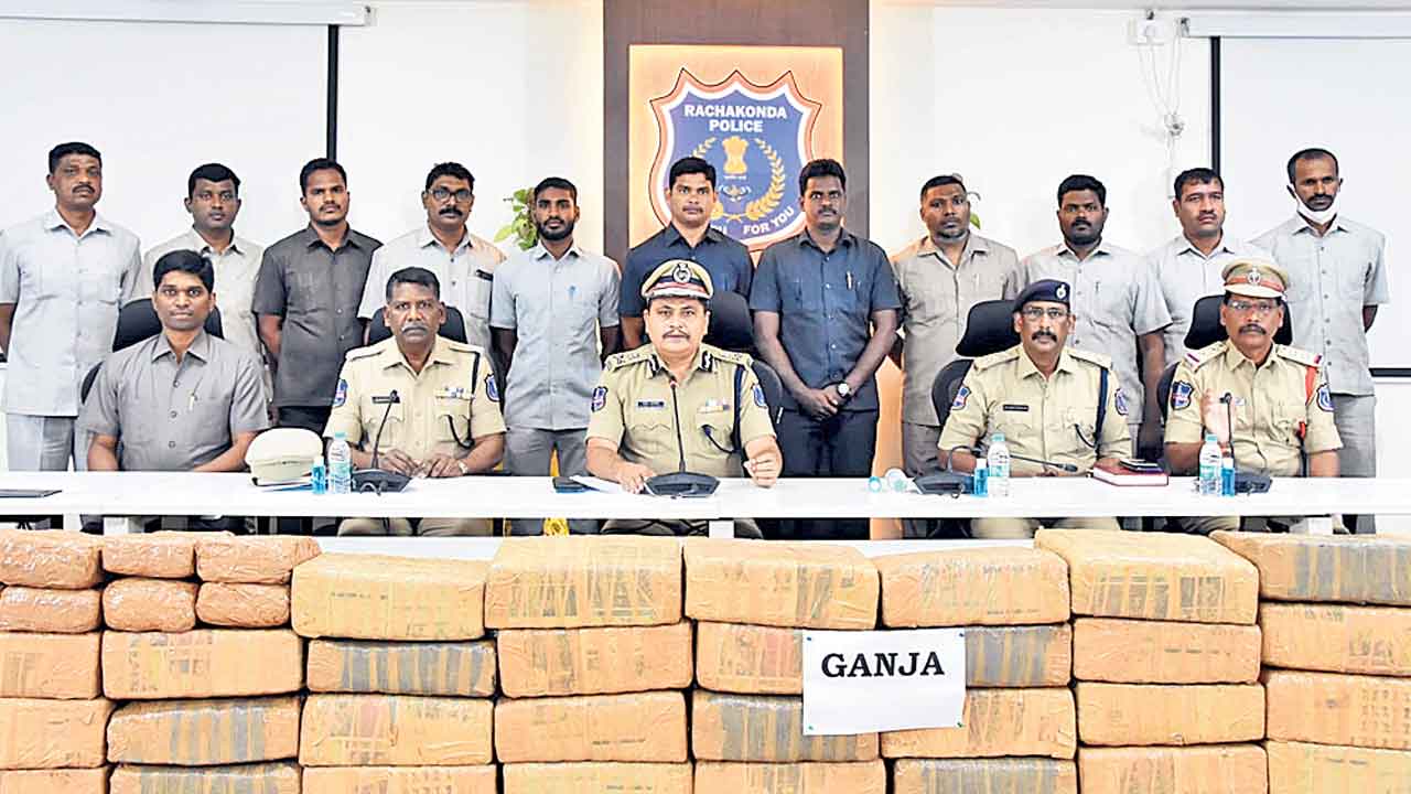 పైన కూరగాయలు.. కింద గంజాయి