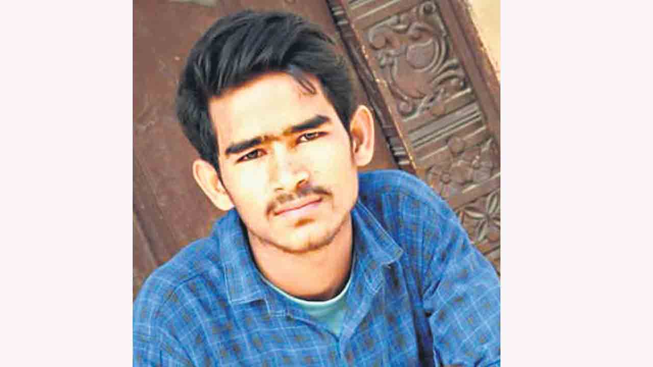 ట్రిపుల్‌ ఐటీ విద్యార్థి ఆత్మహత్య